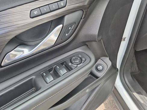 Used 2024 GMC Terrain SLT image 25