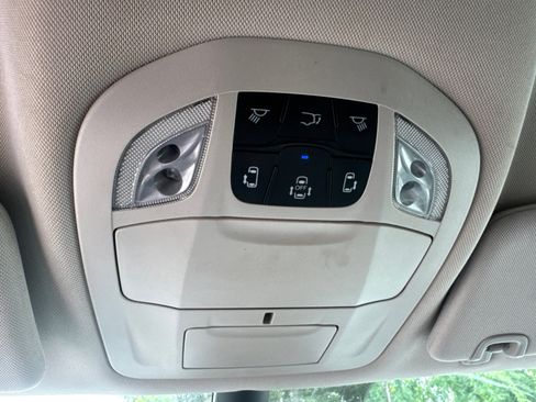 Used 2023 Chrysler Pacifica Touring-L FWD image 25