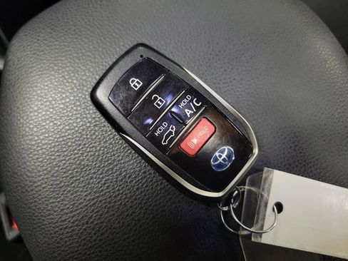 Used 2021 Toyota RAV4 SE image 17