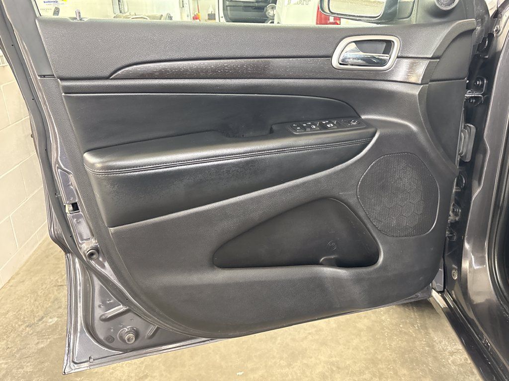 Used 2018 Jeep Grand Cherokee Altitude AWD/4WD image 12