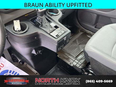 Used 2024 Toyota Sienna XLE w/ XLE Plus Package FWD image 11