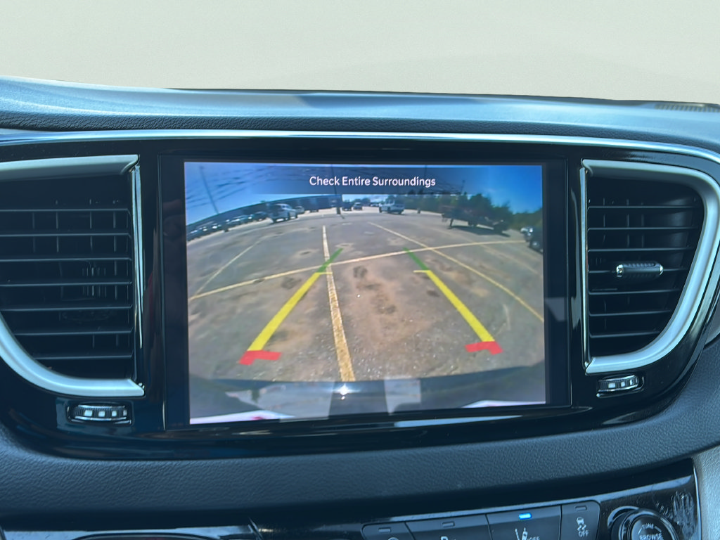 Used 2024 Chrysler Pacifica Touring-L FWD image 24