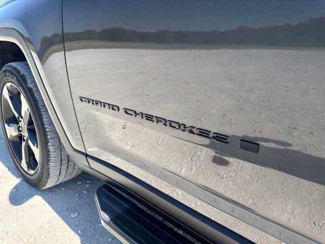 Used 2023 Jeep Grand Cherokee L Laredo RWD image 8