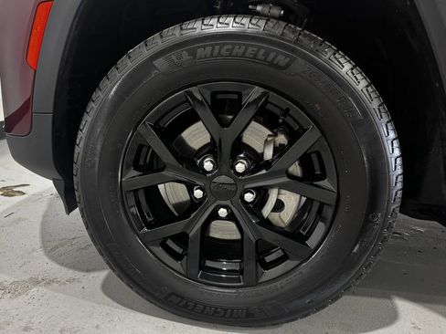 Used 2025 Jeep Grand Cherokee Altitude AWD/4WD image 9