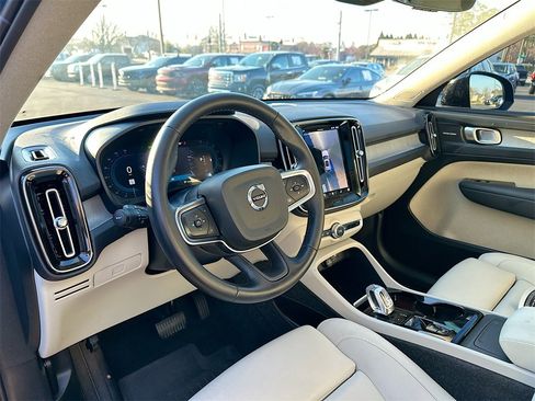 Used 2025 Volvo XC40 B5 Ultra w/ Protection Package Premier image 10