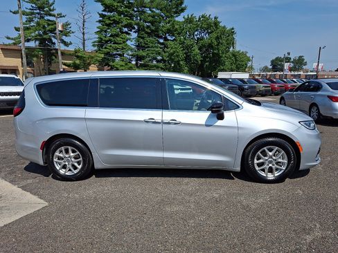 Used 2024 Chrysler Pacifica Touring-L FWD image 7