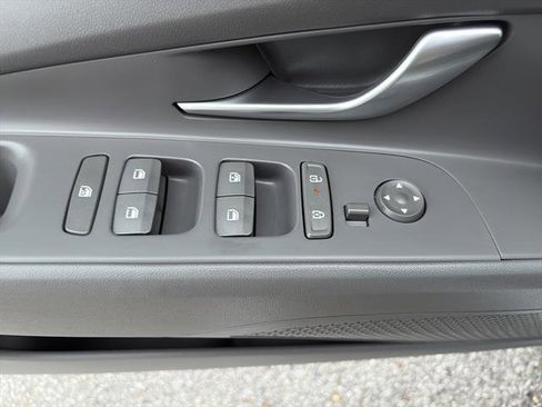 Used 2024 Hyundai Elantra SEL image 14