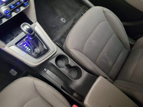 Used 2020 Hyundai Elantra SE FWD image 26