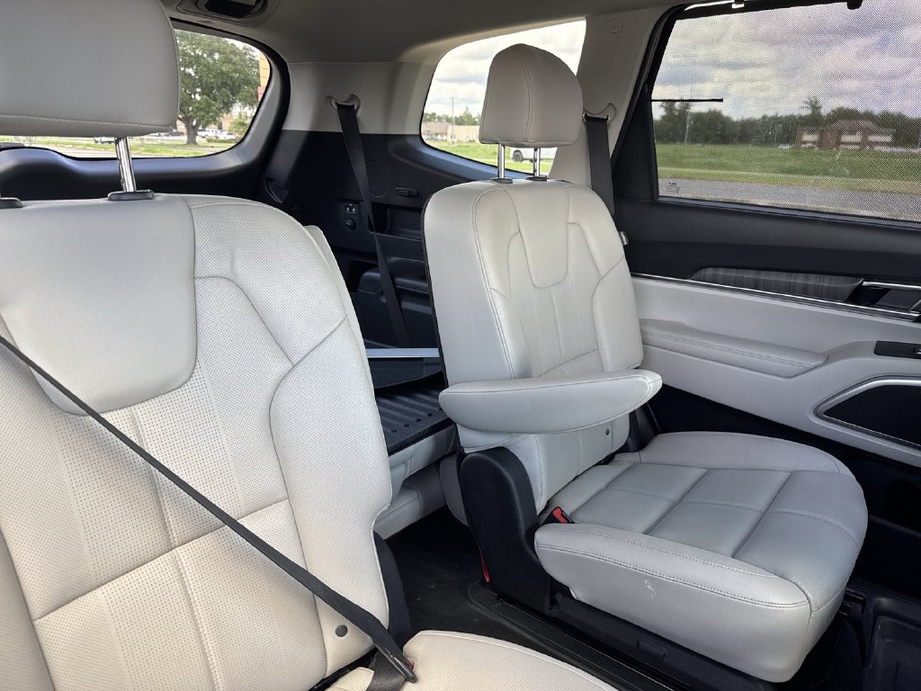 Used 2023 Kia Telluride EX w/ EX Captain's Chair Package FWD image 34