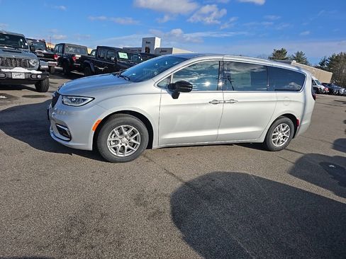New 2026 Chrysler Pacifica Select image 4