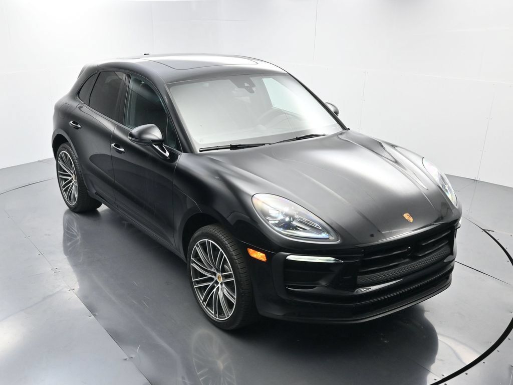 Certified 2025 Porsche Macan AWD/4WD image 42