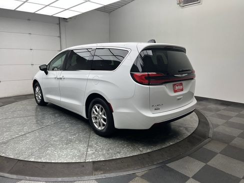 Used 2024 Chrysler Pacifica Touring-L image 2