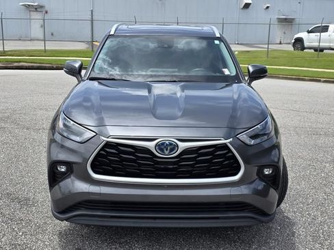 Used 2023 Toyota Highlander XLE FWD image 2