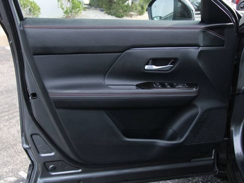 Used 2025 Nissan Kicks SR AWD/4WD image 13