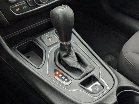 Used 2019 Jeep Cherokee Latitude w/ Popular Appearance Group FWD image 26