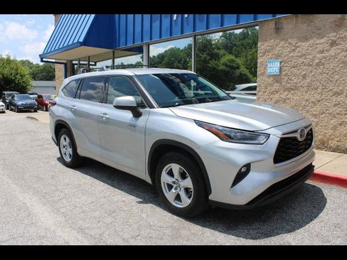 Used 2021 Toyota Highlander LE FWD image 1