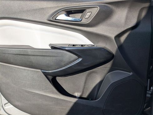 Used 2025 Chevrolet Trax LT w/ LT Convenience Package image 13