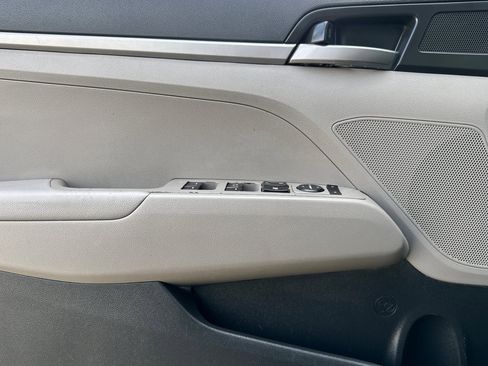 Used 2017 Hyundai Elantra SE image 10