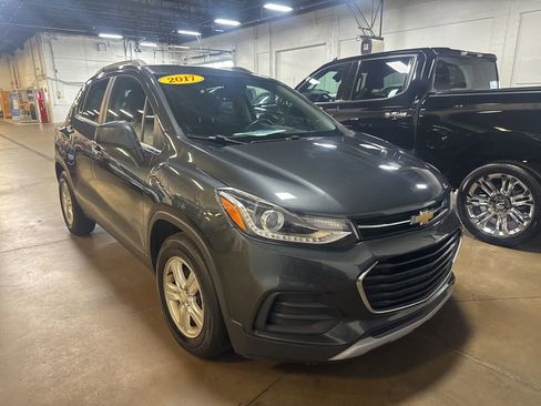 Used 2017 Chevrolet Trax LT w/ LT Convenience Package FWD image 4