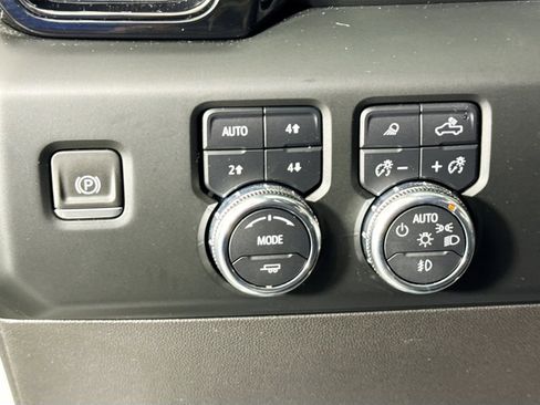 Used 2022 GMC Sierra 1500 AT4 w/ AT4 Premium Package image 11