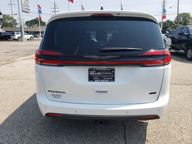 Used 2024 Chrysler Pacifica Touring-L w/ Road Tripper Package AWD/4WD image 4
