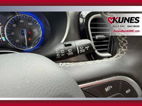 Used 2023 Chrysler Pacifica Touring-L FWD image 18
