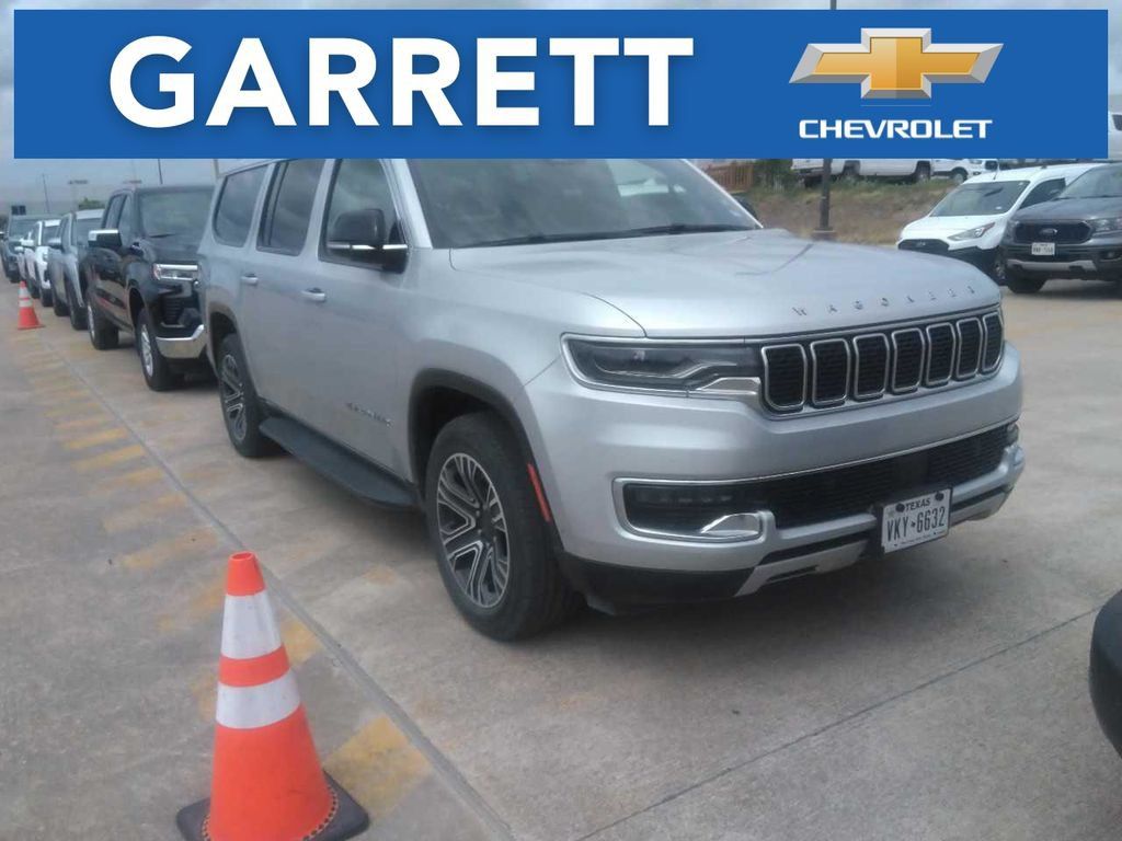 Used 2024 Jeep Wagoneer L Series II w/ Flexible Seating Group RWD image 1