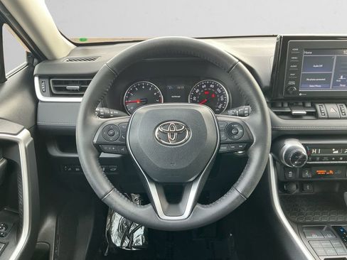 Used 2022 Toyota RAV4 XLE Premium image 12