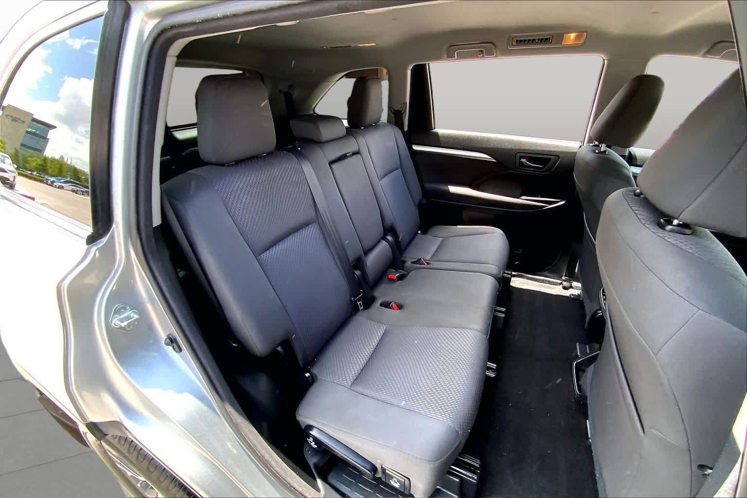 Used 2017 Toyota Highlander LE FWD image 19