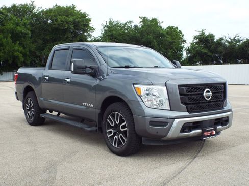 Used 2021 Nissan Titan SV w/ SV Convenience Package AWD/4WD image 3
