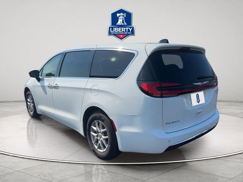 Used 2024 Chrysler Pacifica Touring-L FWD image 7