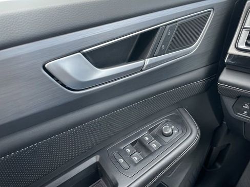 Used 2025 Volkswagen Atlas Cross Sport SE AWD/4WD image 13