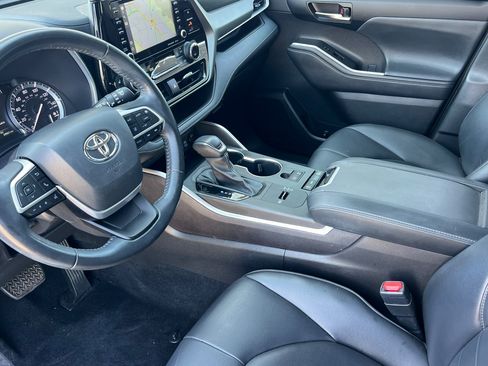 Used 2022 Toyota Highlander XLE FWD image 9
