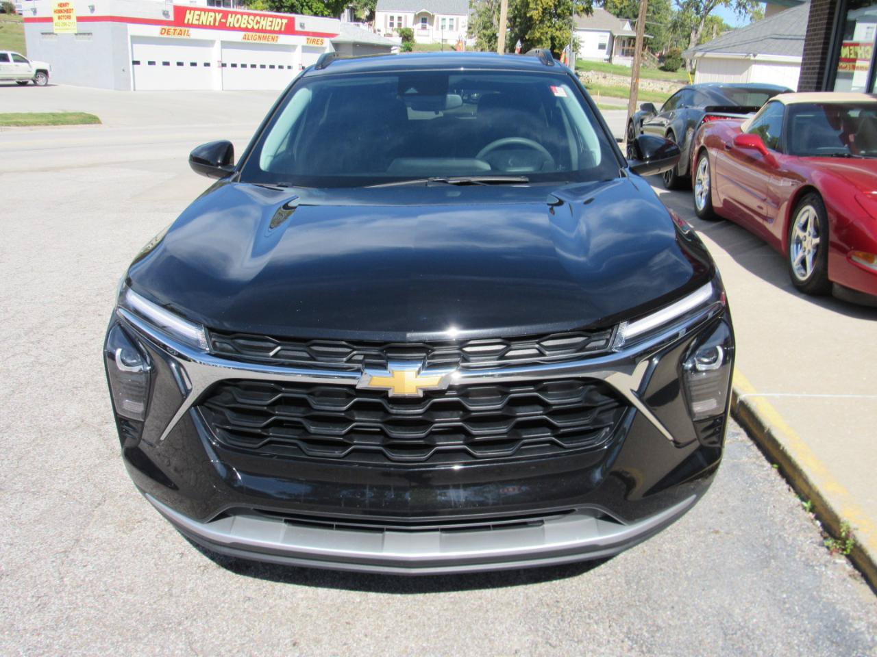 Used 2025 Chevrolet Trax LT FWD image 2