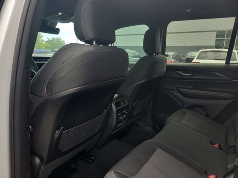 Used 2025 Jeep Grand Cherokee Laredo w/ Luxury Tech Group I RWD image 10