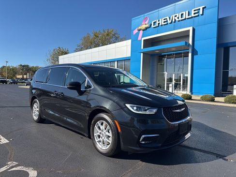 Used 2023 Chrysler Pacifica Touring-L image 1