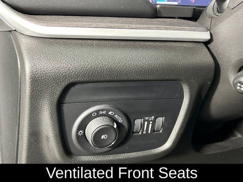 Used 2023 Jeep Grand Cherokee Limited w/ Luxury Tech Group II image 25