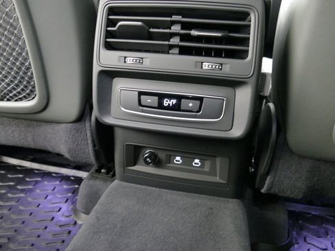 Used 2024 Audi Q8 Premium image 27