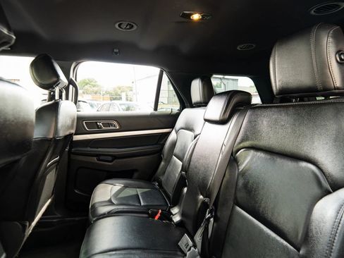 Used 2017 Ford Explorer XLT w/ Equipment Group 202A AWD/4WD image 27