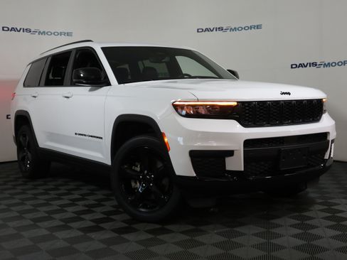 Used 2023 Jeep Grand Cherokee L Laredo AWD/4WD image 2