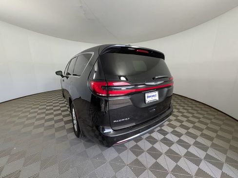 Used 2023 Chrysler Pacifica Touring-L FWD image 11