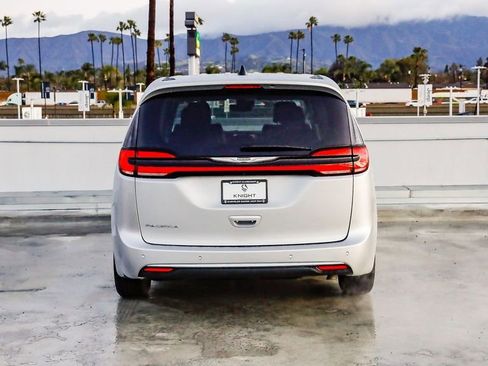 Certified 2024 Chrysler Pacifica Touring-L image 8
