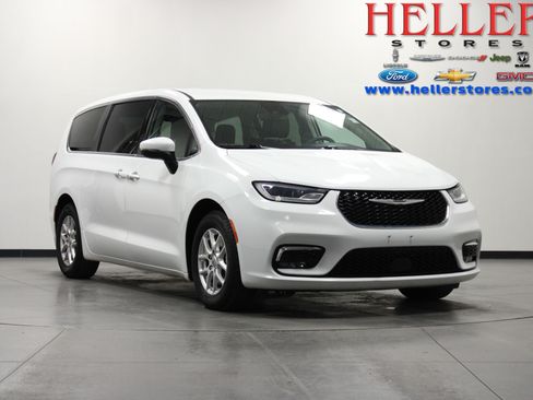 Used 2023 Chrysler Pacifica Touring-L FWD image 1