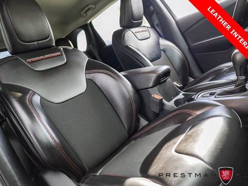 Used 2022 Jeep Cherokee Trailhawk image 4