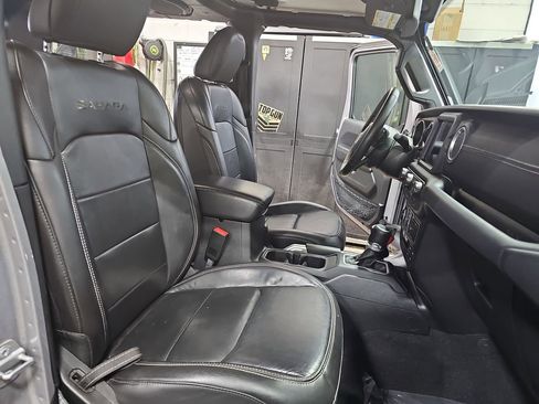 Used 2018 Jeep Wrangler Unlimited Sahara image 10