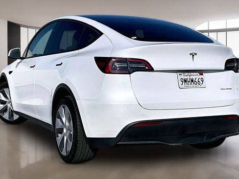 Used 2024 Tesla Model Y Long Range AWD/4WD image 4