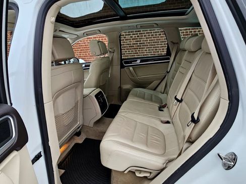 Used 2014 Volkswagen Touareg Sport image 9