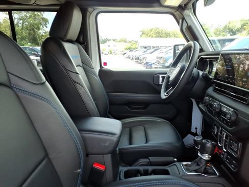 Used 2024 Jeep Wrangler Unlimited Rubicon 4xe AWD/4WD image 12