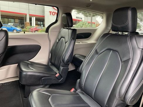 Used 2023 Chrysler Pacifica Touring-L image 11