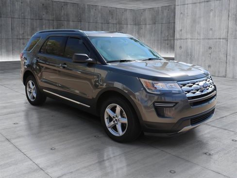 Used 2019 Ford Explorer XLT image 7